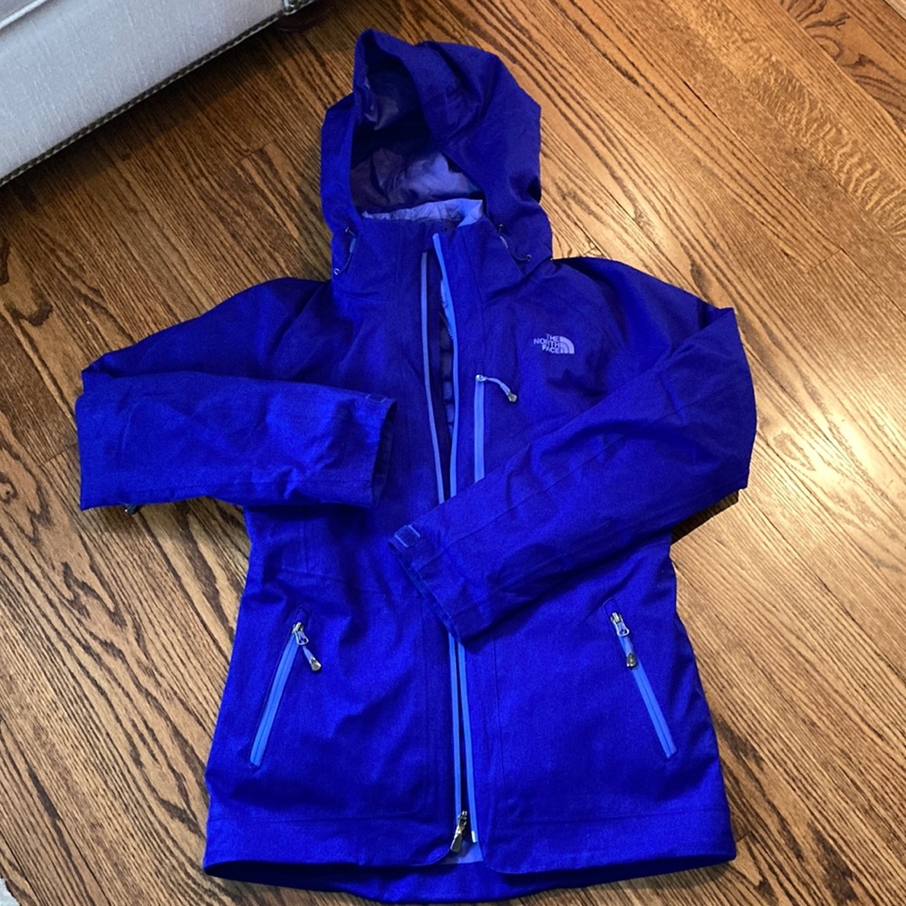 NWOT Women’s Tri-climate jacket. Primaloft. Powder skirt.